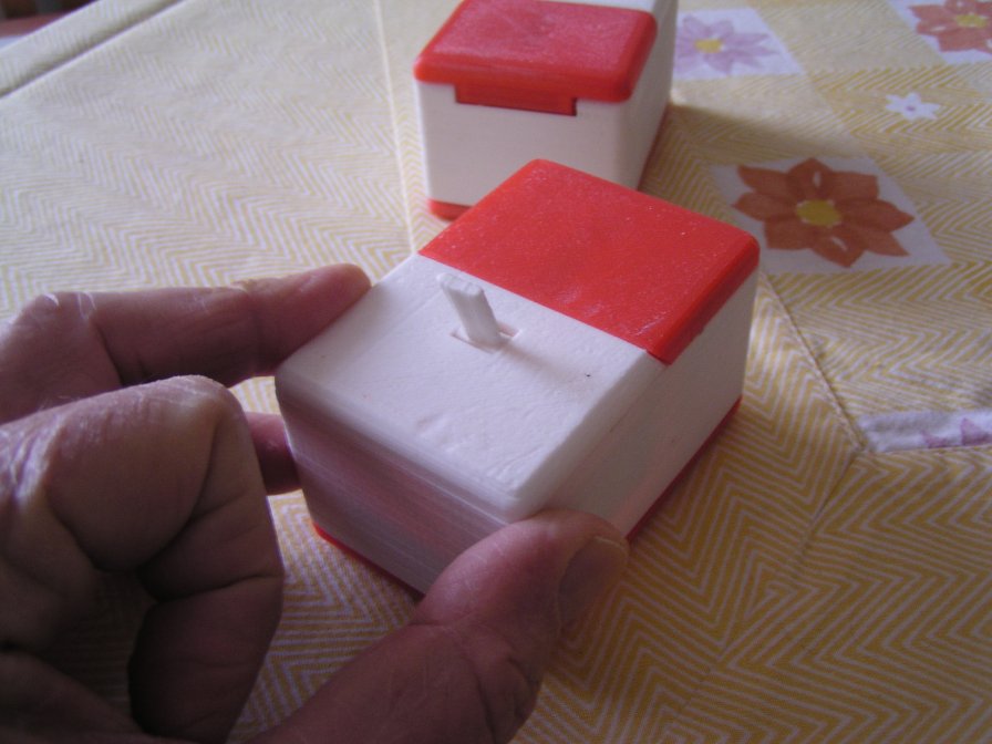 Useless Box1.jpg (77108 bytes)